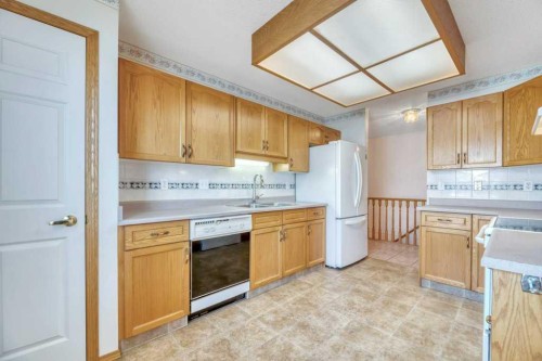 33 Riverview Point Se, Calgary, AB - Indoor Photo Showing Kitchen