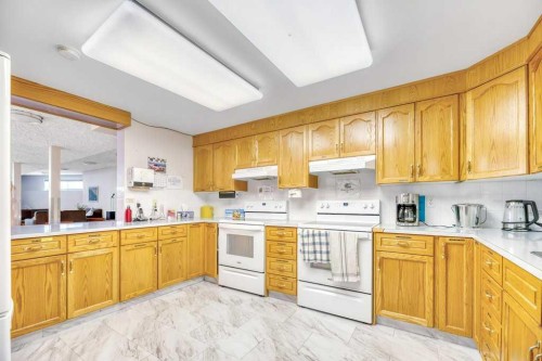 33 Riverview Point Se, Calgary, AB - Indoor Photo Showing Kitchen