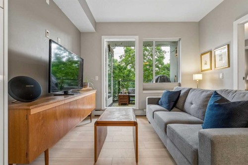 210-1521 26 Avenue Sw, Calgary, AB - Indoor Photo Showing Living Room