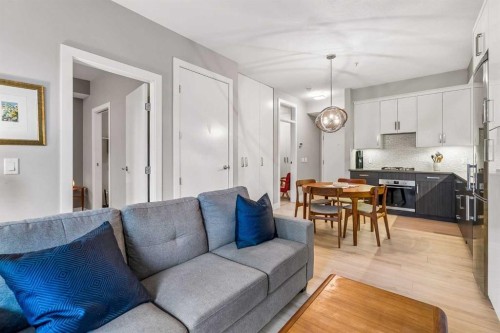 210-1521 26 Avenue Sw, Calgary, AB - Indoor Photo Showing Living Room