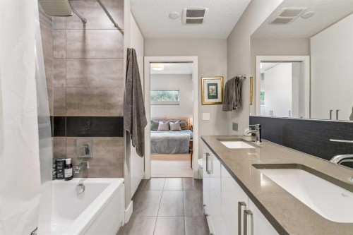 210-1521 26 Avenue Sw, Calgary, AB - Indoor Photo Showing Bathroom