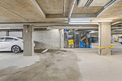 210-1521 26 Avenue Sw, Calgary, AB - Indoor Photo Showing Garage