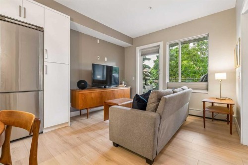 210-1521 26 Avenue Sw, Calgary, AB - Indoor Photo Showing Living Room