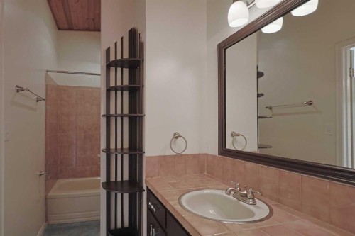 4904 Verulum Place Nw, Calgary, AB - Indoor Photo Showing Bathroom