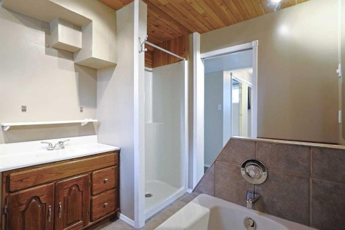 4904 Verulum Place Nw, Calgary, AB - Indoor Photo Showing Bathroom