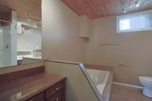 4904 Verulum Place Nw, Calgary, AB - Indoor Photo Showing Bathroom