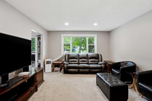 3056 32A Street Se, Calgary, AB - Indoor Photo Showing Living Room