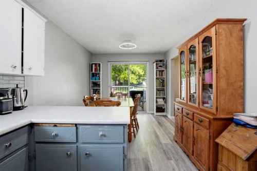 3056 32A Street Se, Calgary, AB - Indoor Photo Showing Kitchen