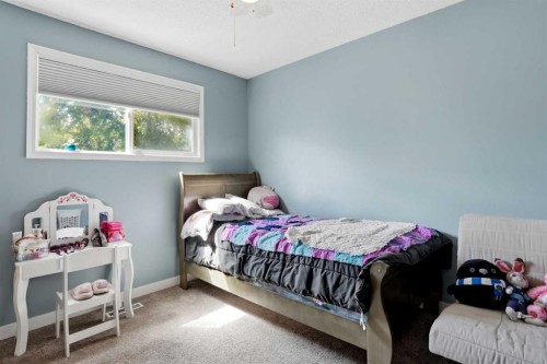 3056 32A Street Se, Calgary, AB - Indoor Photo Showing Bedroom