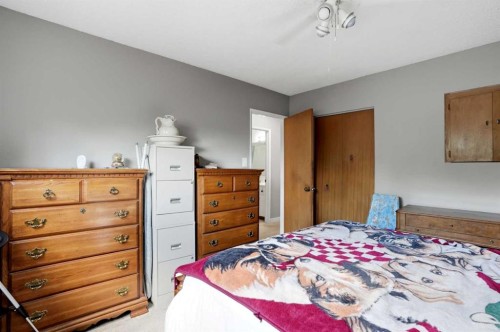3056 32A Street Se, Calgary, AB - Indoor Photo Showing Bedroom