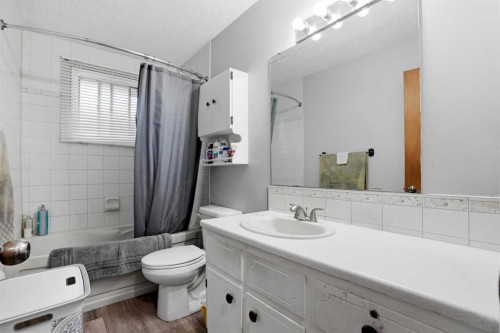 3056 32A Street Se, Calgary, AB - Indoor Photo Showing Bathroom