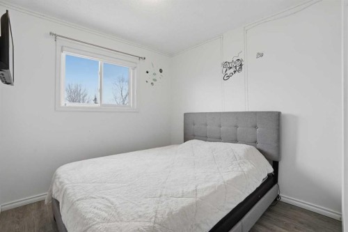 203 Shawglen Road Sw, Calgary, AB - Indoor Photo Showing Bedroom