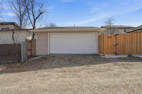 203 Shawglen Road Sw, Calgary, AB - Outdoor