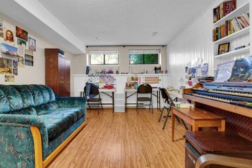 6 Jensen Crescent Ne, Airdrie, AB - Indoor Photo Showing Living Room