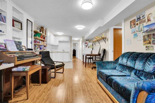 6 Jensen Crescent Ne, Airdrie, AB - Indoor Photo Showing Living Room