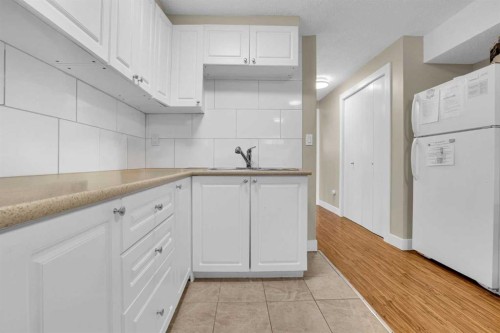 6 Jensen Crescent Ne, Airdrie, AB - Indoor Photo Showing Kitchen