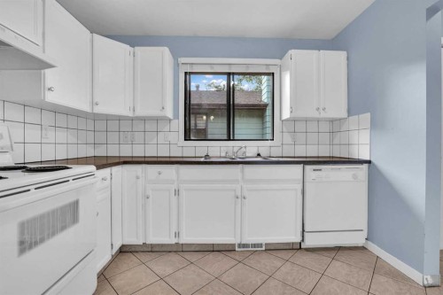 6 Jensen Crescent Ne, Airdrie, AB - Indoor Photo Showing Kitchen With Double Sink