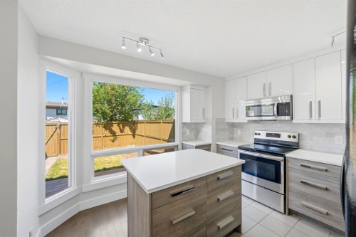 42-123 Queensland Drive Se, Calgary, AB - Indoor Photo Showing Kitchen