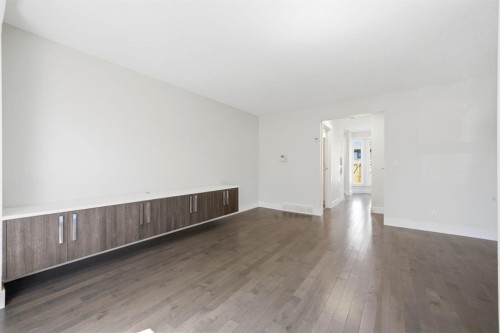 42-123 Queensland Drive Se, Calgary, AB - Indoor Photo Showing Other Room