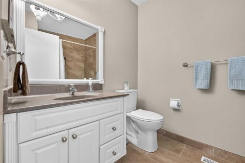 2301 4 Avenue Nw, Calgary, AB - Indoor Photo Showing Bathroom