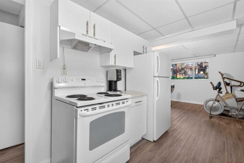 2301 4 Avenue Nw, Calgary, AB - Indoor Photo Showing Kitchen