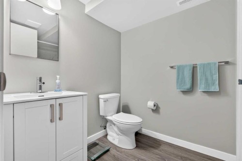 2301 4 Avenue Nw, Calgary, AB - Indoor Photo Showing Bathroom
