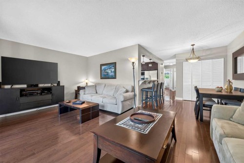 2301 4 Avenue Nw, Calgary, AB - Indoor Photo Showing Living Room