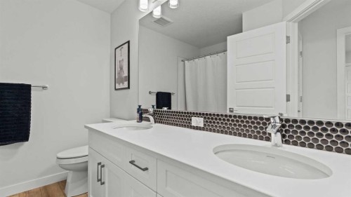 152 Threepoint Cove, Okotoks, AB - Indoor Photo Showing Bathroom