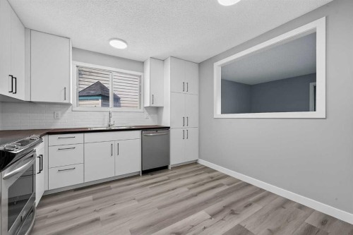 723 55 Avenue Sw, Calgary, AB - Indoor Photo Showing Kitchen