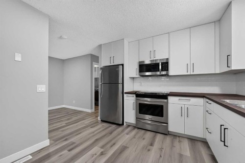 723 55 Avenue Sw, Calgary, AB - Indoor Photo Showing Kitchen