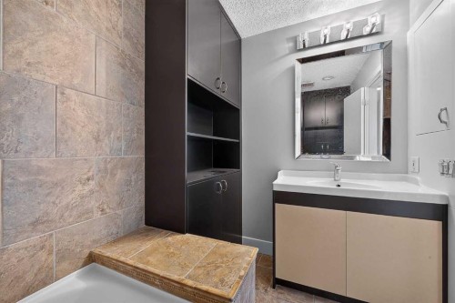 723 55 Avenue Sw, Calgary, AB - Indoor Photo Showing Bathroom