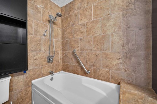 723 55 Avenue Sw, Calgary, AB - Indoor Photo Showing Bathroom