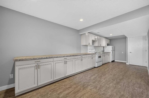 723 55 Avenue Sw, Calgary, AB - Indoor Photo Showing Kitchen