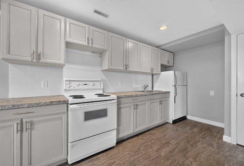 723 55 Avenue Sw, Calgary, AB - Indoor Photo Showing Kitchen