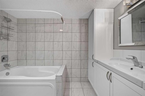 723 55 Avenue Sw, Calgary, AB - Indoor Photo Showing Bathroom