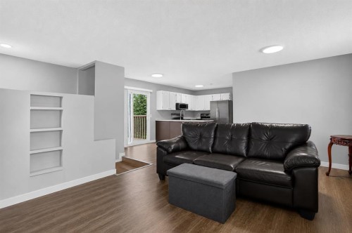 4 Hunterhorn Gate Ne, Calgary, AB - Indoor Photo Showing Living Room