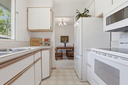 908 30 Avenue Nw, Calgary, AB - Indoor Photo Showing Kitchen