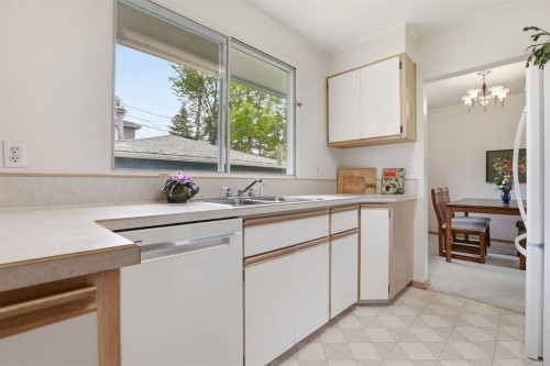 908 30 Avenue Nw, Calgary, AB - Indoor Photo Showing Kitchen With Double Sink