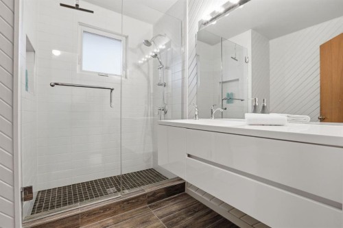 908 30 Avenue Nw, Calgary, AB - Indoor Photo Showing Bathroom