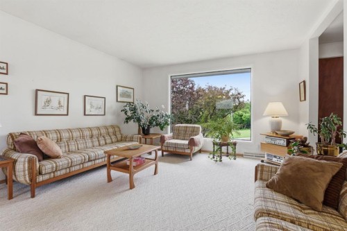 908 30 Avenue Nw, Calgary, AB - Indoor Photo Showing Living Room
