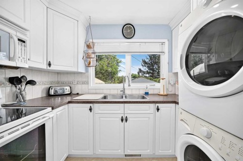 7828 10 Street Nw, Calgary, AB - Indoor Photo Showing Laundry Room