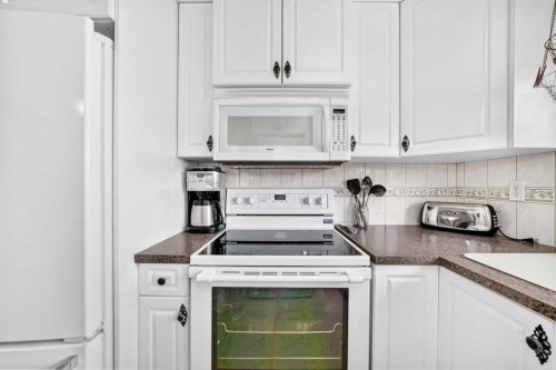 7828 10 Street Nw, Calgary, AB - Indoor Photo Showing Kitchen