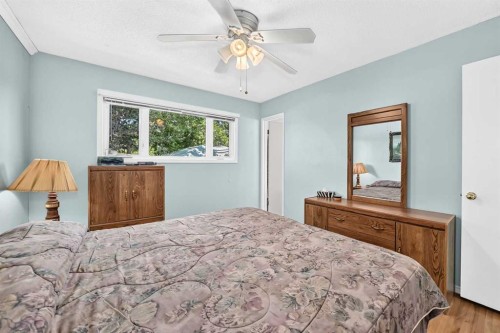 7828 10 Street Nw, Calgary, AB - Indoor Photo Showing Bedroom