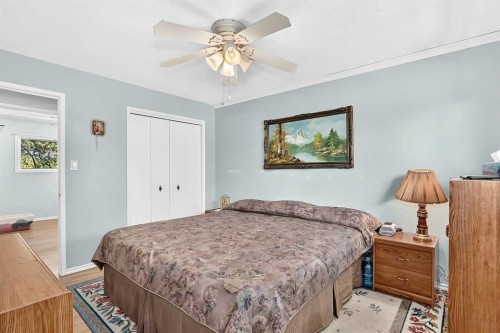 7828 10 Street Nw, Calgary, AB - Indoor Photo Showing Bedroom