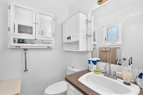 7828 10 Street Nw, Calgary, AB - Indoor Photo Showing Bathroom