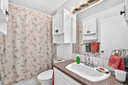 7828 10 Street Nw, Calgary, AB - Indoor Photo Showing Bathroom