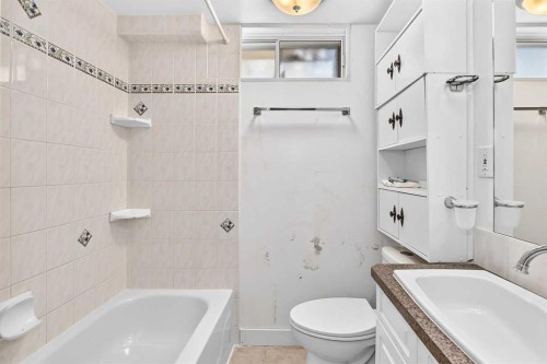 7828 10 Street Nw, Calgary, AB - Indoor Photo Showing Bathroom