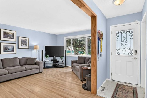 7828 10 Street Nw, Calgary, AB - Indoor Photo Showing Living Room