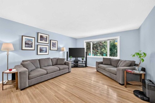 7828 10 Street Nw, Calgary, AB - Indoor Photo Showing Living Room