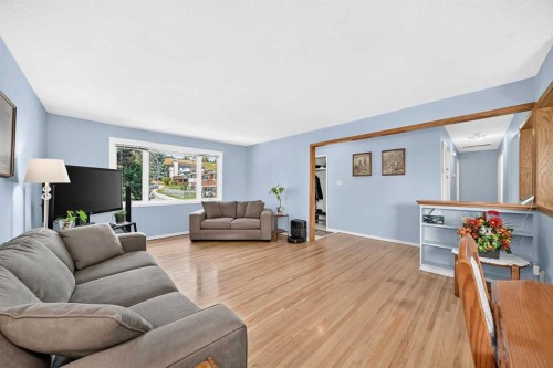 7828 10 Street Nw, Calgary, AB - Indoor Photo Showing Living Room